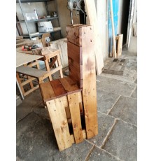Sgabello di design realizzato con seduta in legno massello su struttur –  Wanos Wood & Design